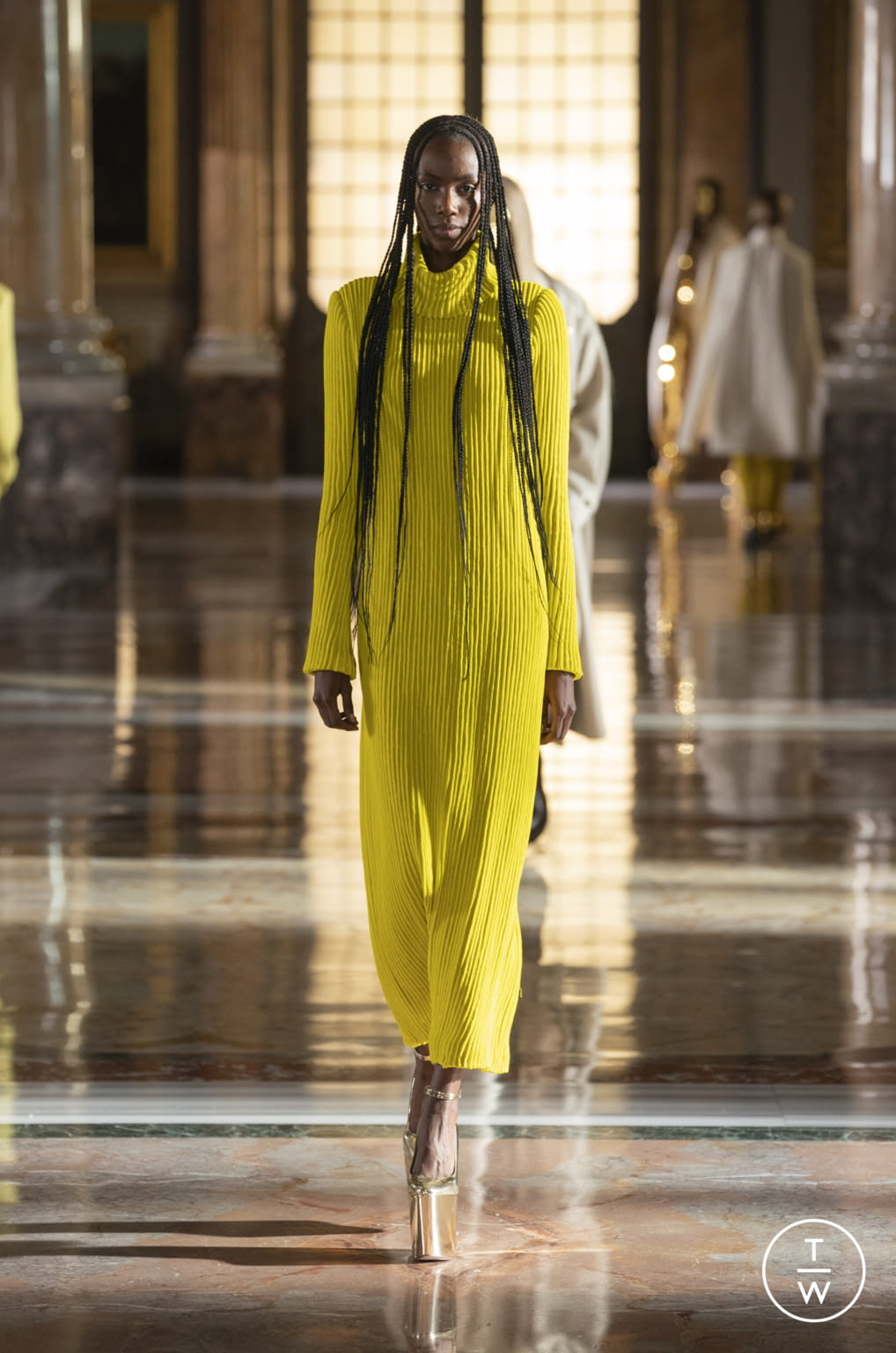 Fashion Week Paris Spring/Summer 2021 look 21 from the Valentino collection couture