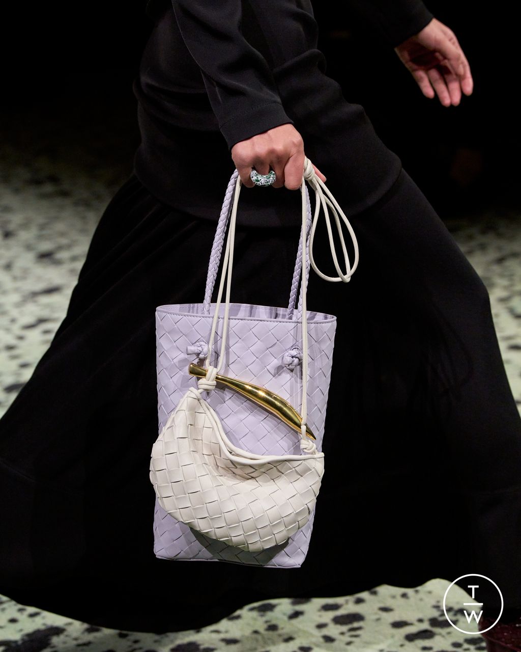 Fashion Week Milan Fall/Winter 2023 look 35 from the Bottega Veneta collection 女装配饰