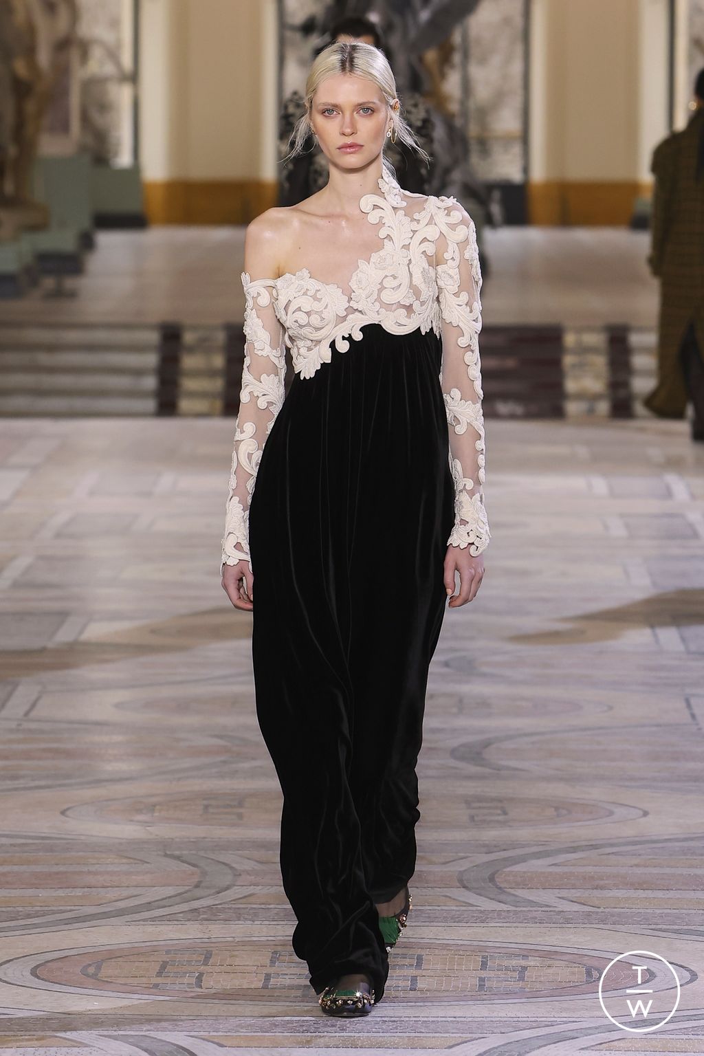Fashion Week Paris Fall/Winter 2023 look 21 from the Zimmermann collection 女装