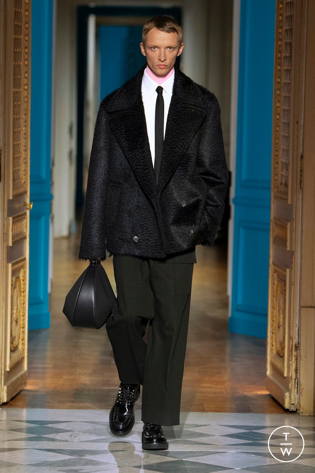Fashion Week Paris Fall/Winter 2024 look 21 from the Valentino collection menswear