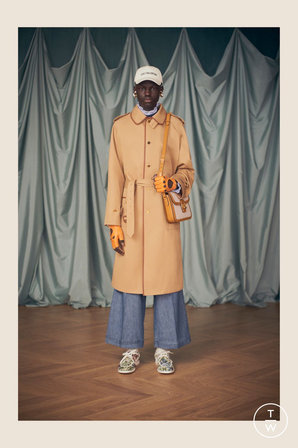 Fashion Week Paris Resort 2025 look 21 from the Valentino collection 女装