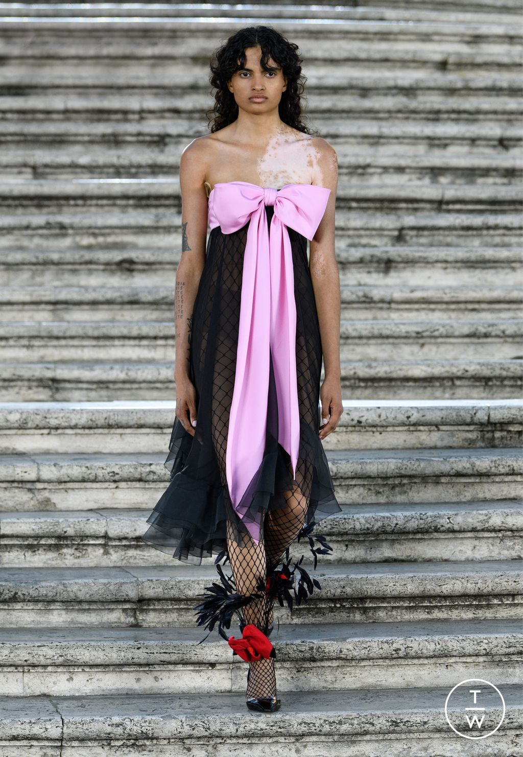 Fashion Week Paris Fall/Winter 2022 look 21 from the Valentino collection couture