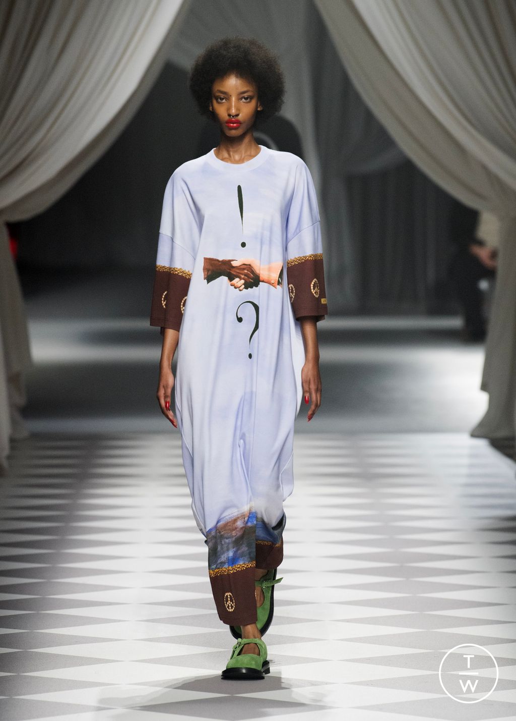 Fashion Week Milan Fall/Winter 2024 look 22 de la collection Moschino womenswear