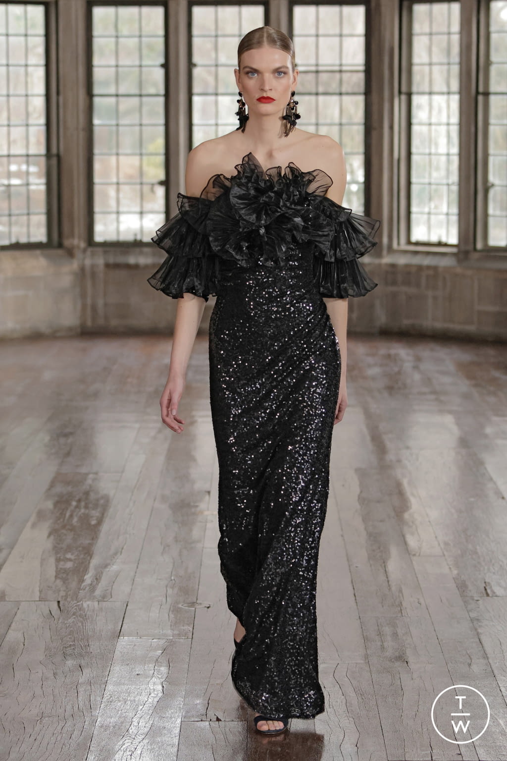 Fashion Week New York Fall/Winter 2022 look 22 from the Badgley Mischka collection 女装