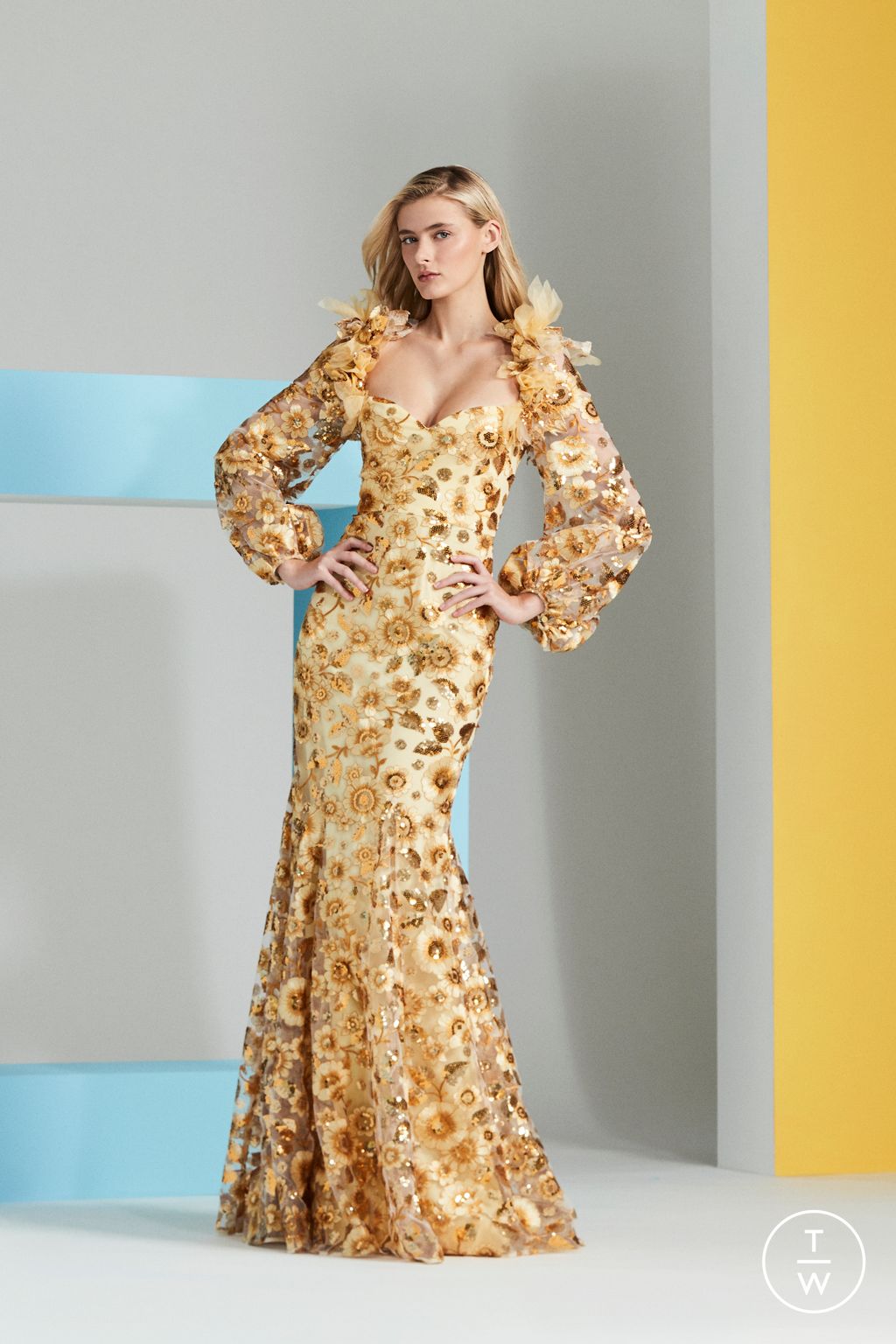 Fashion Week New York Pre-Fall 2023 look 22 from the Badgley Mischka collection 女装