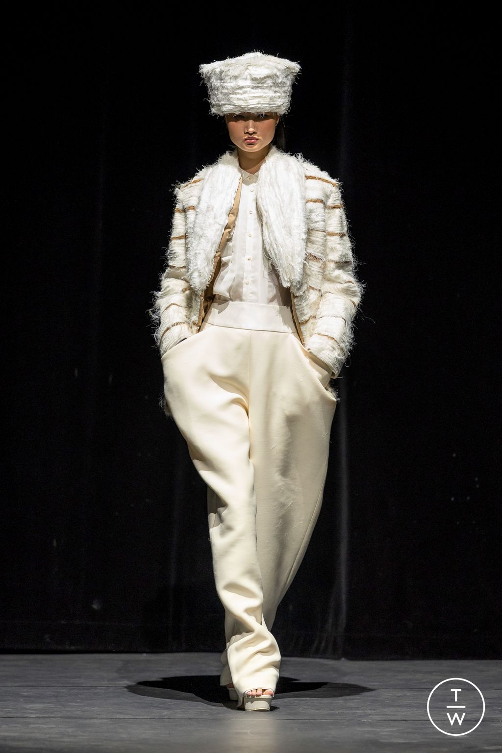 Fashion Week Paris Fall/Winter 2025 look 22 de la collection Ronald Van Der Kemp couture