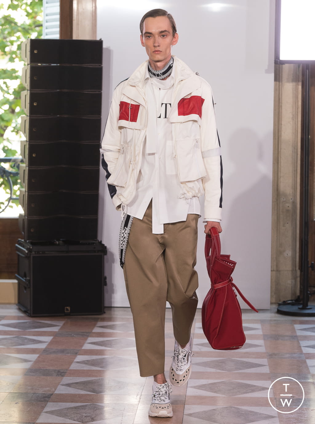 Fashion Week Paris Spring/Summer 2018 look 22 from the Valentino collection menswear