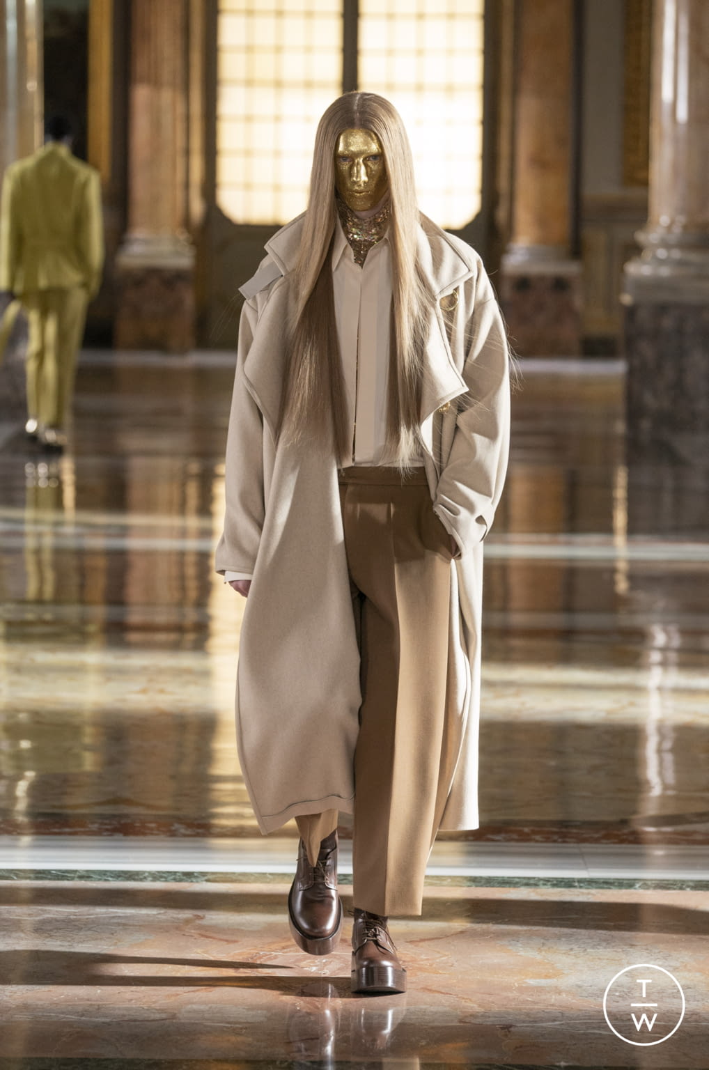 Fashion Week Paris Spring/Summer 2021 look 22 from the Valentino collection couture