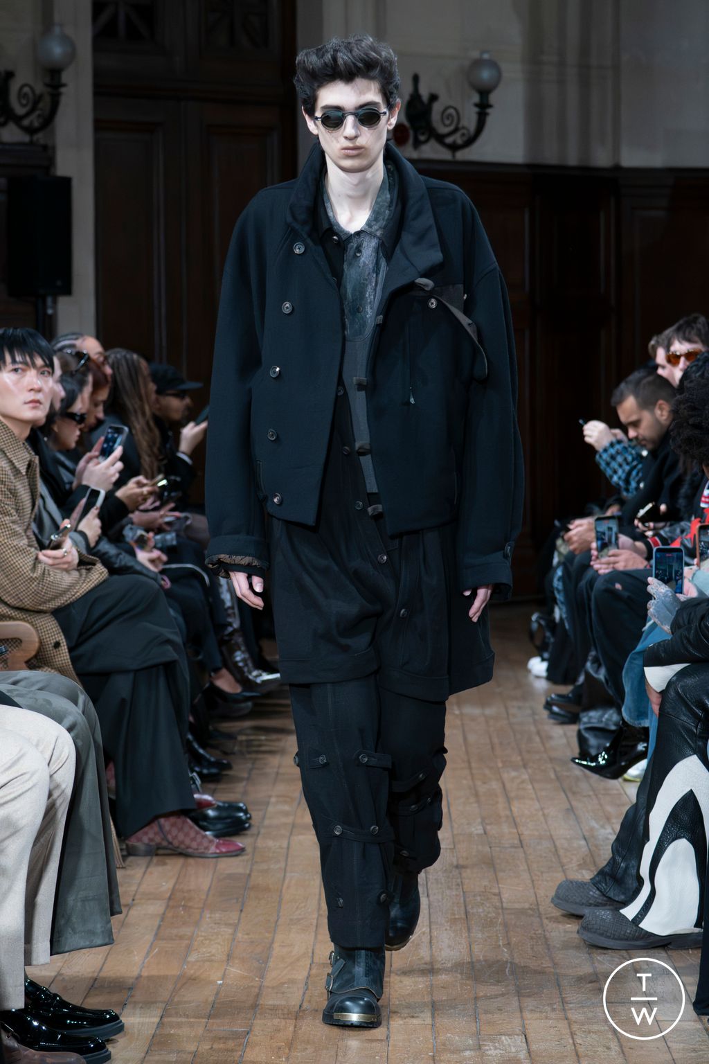 Fashion Week Paris Fall/Winter 2026 look 22 de la collection Ziggy Chen menswear