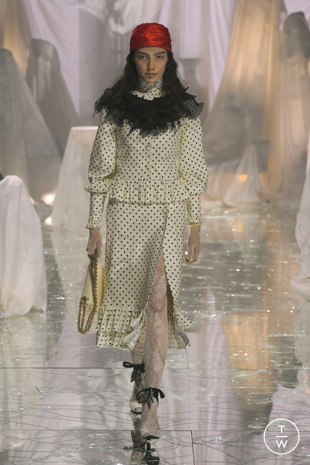 Fashion Week Paris Spring/Summer 2025 look 22 from the Valentino collection womenswear