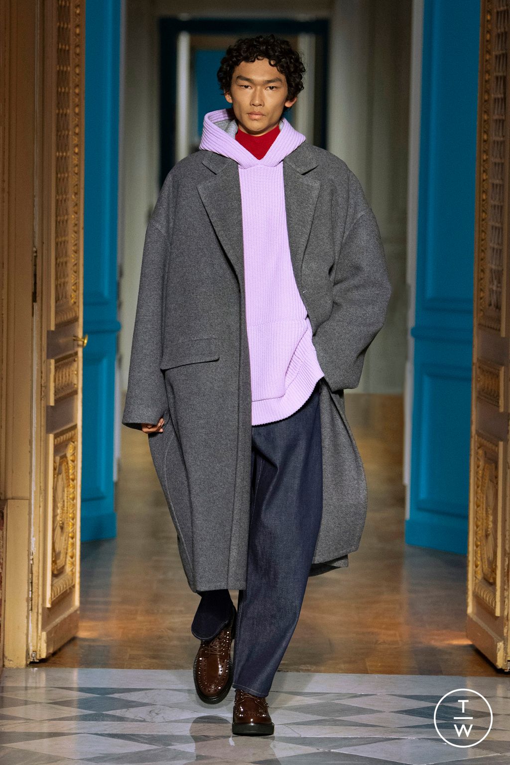 Fashion Week Paris Fall/Winter 2024 look 22 from the Valentino collection menswear