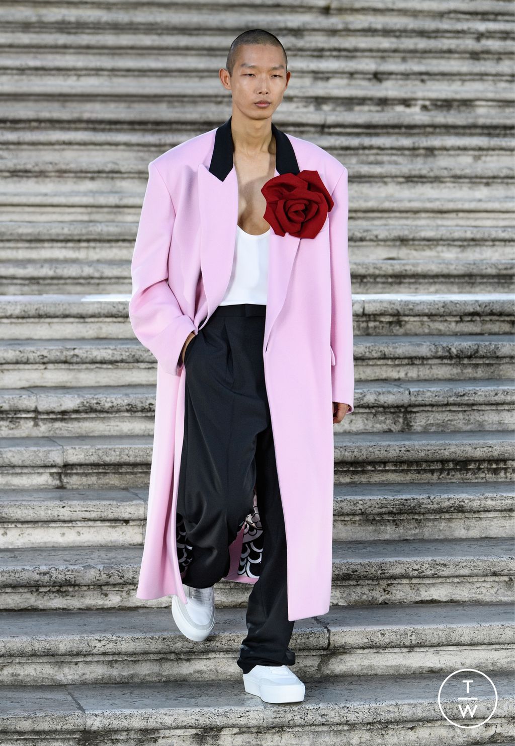 Fashion Week Paris Fall/Winter 2022 look 22 from the Valentino collection 高级定制