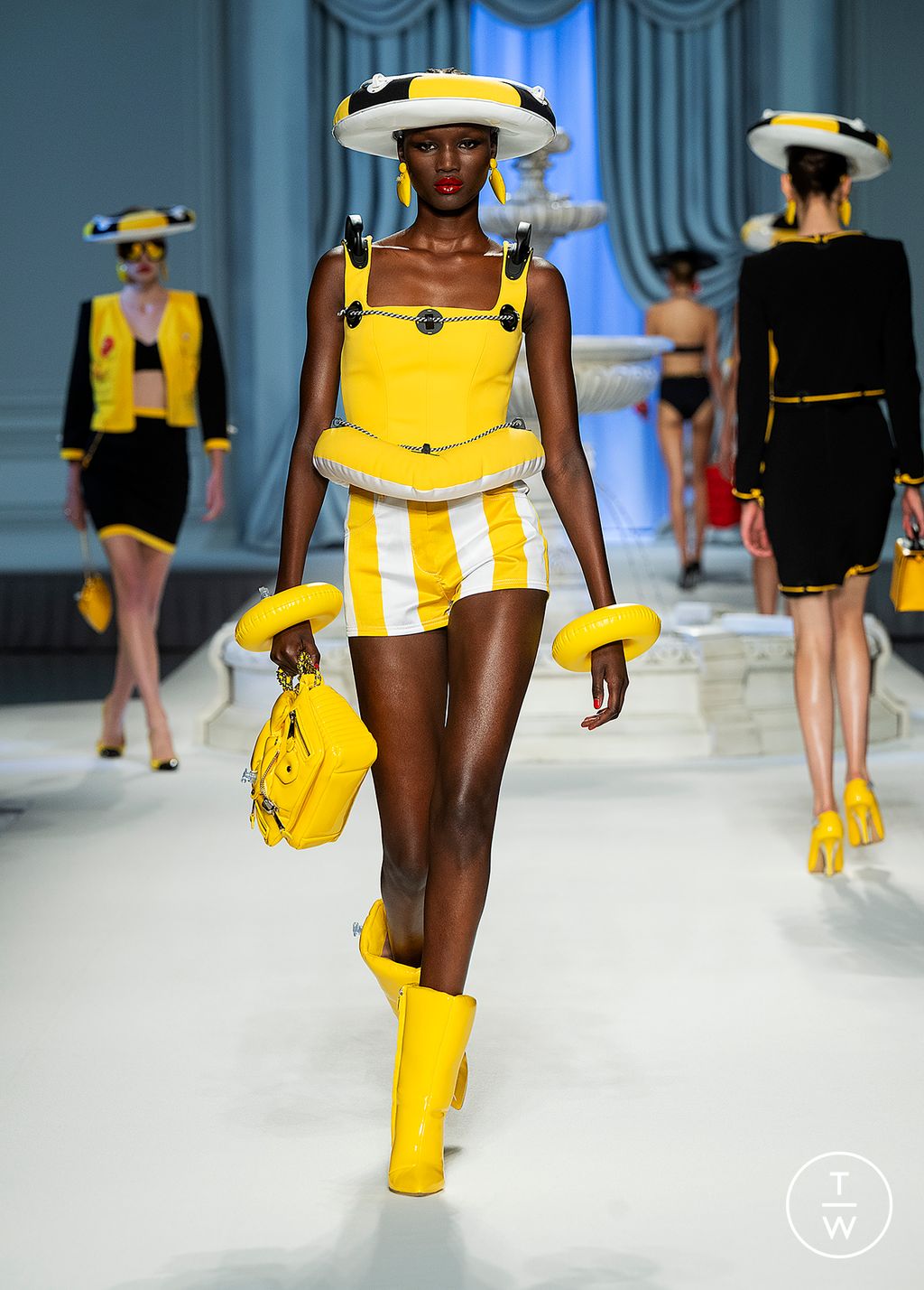 Fashion Week Milan Spring/Summer 2023 look 23 de la collection Moschino womenswear