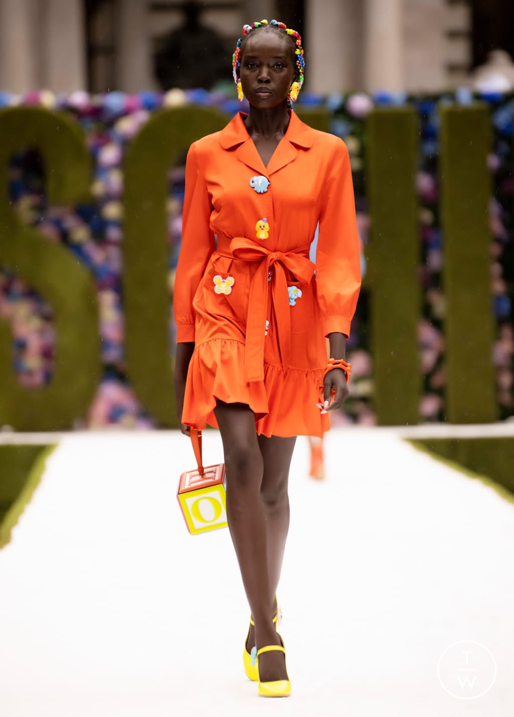 Fashion Week New York Spring/Summer 2022 look 23 from the Moschino collection womenswear