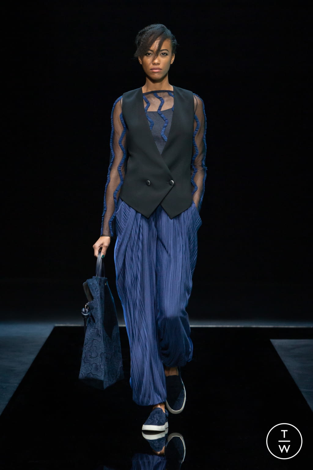 Fashion Week Milan Fall/Winter 2021 look 23 from the Giorgio Armani collection 女装