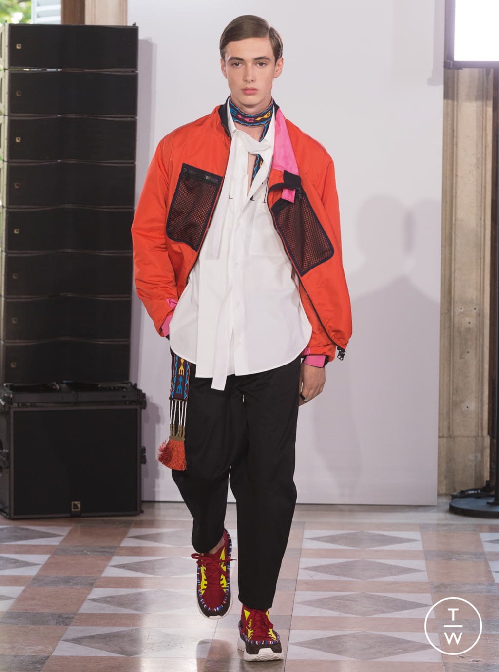 Fashion Week Paris Spring/Summer 2018 look 23 from the Valentino collection 男装