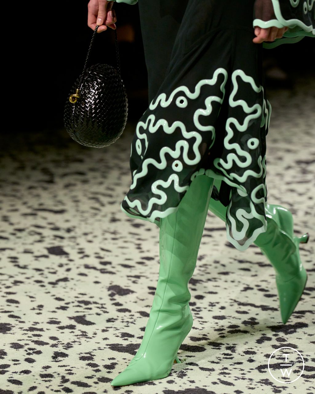 Fashion Week Milan Fall/Winter 2023 look 70 from the Bottega Veneta collection 女装配饰