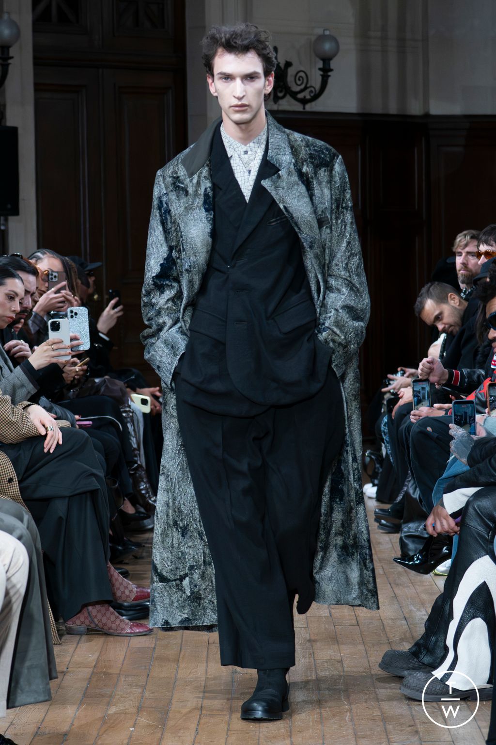 Fashion Week Paris Fall/Winter 2026 look 23 from the Ziggy Chen collection 男装