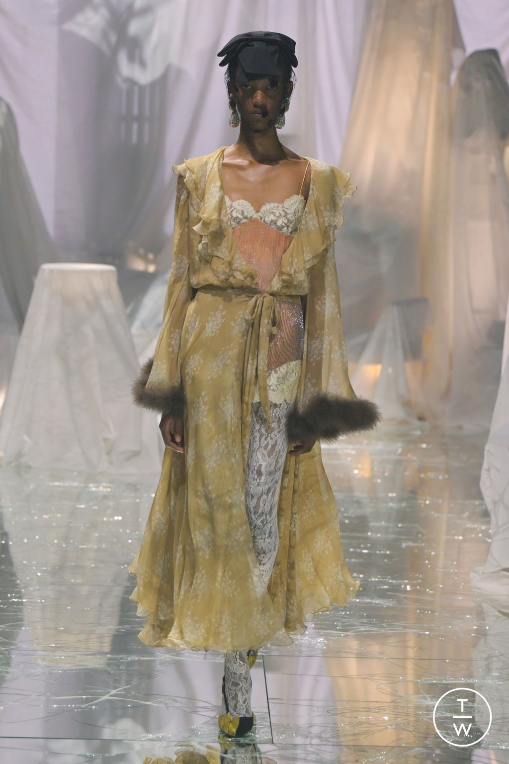 Fashion Week Paris Spring/Summer 2025 look 23 from the Valentino collection womenswear