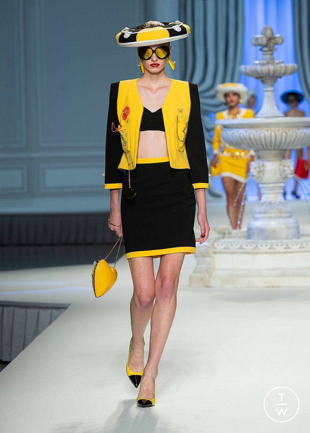 Fashion Week Milan Spring/Summer 2023 look 24 from the Moschino collection 女装