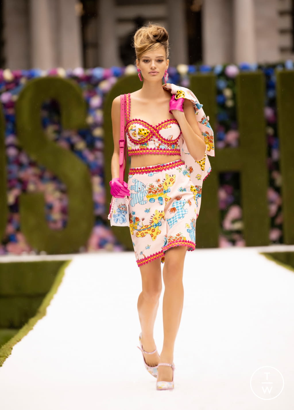 Fashion Week New York Spring/Summer 2022 look 24 from the Moschino collection 女装