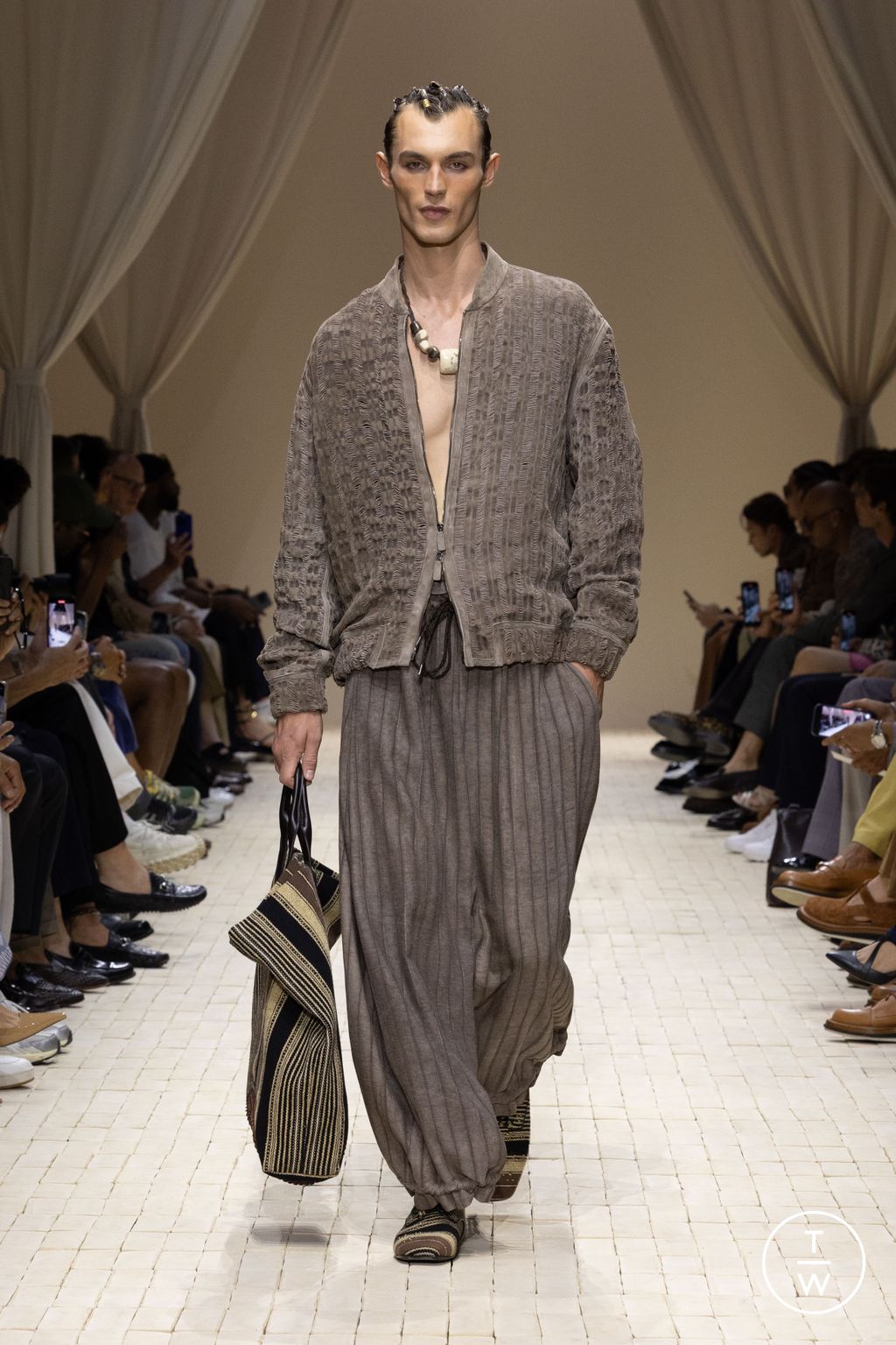 Fashion Week Milan Spring/Summer 2026 look 24 de la collection Emporio Armani menswear