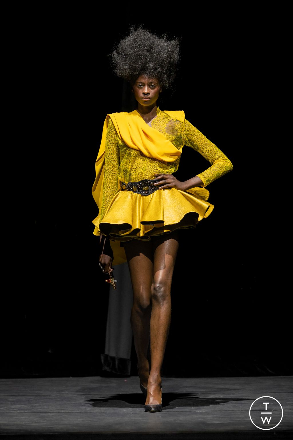 Fashion Week Paris Fall/Winter 2025 look 24 de la collection Ronald Van Der Kemp couture