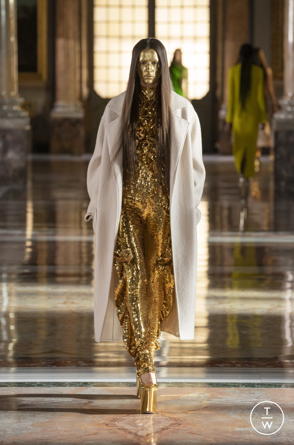 Fashion Week Paris Spring/Summer 2021 look 24 from the Valentino collection couture