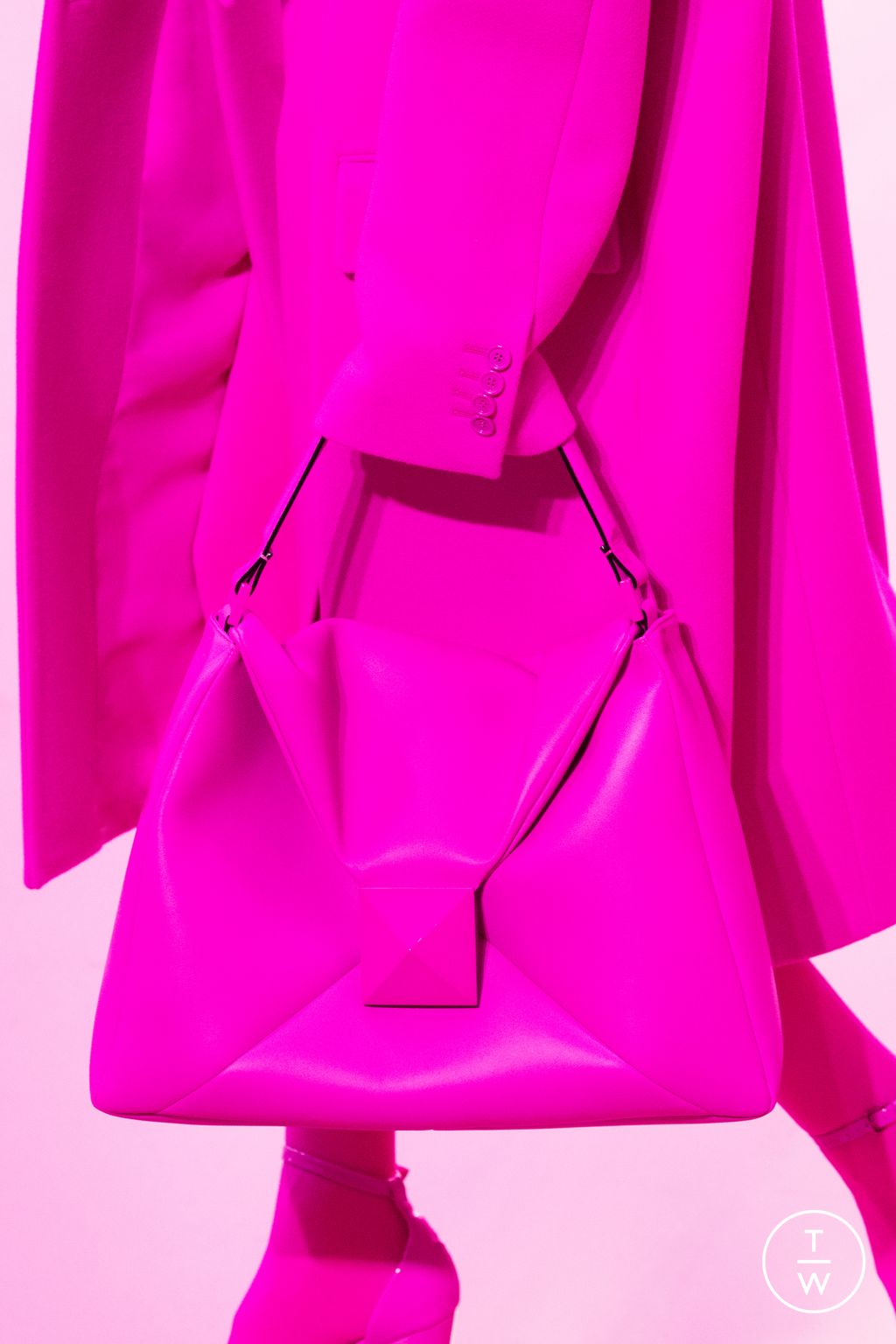Fashion Week Paris Fall/Winter 2022 look 9 de la collection Valentino womenswear accessories
