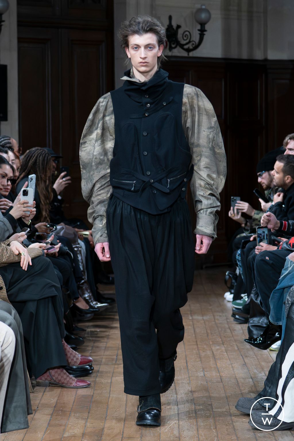 Fashion Week Paris Fall/Winter 2026 look 24 from the Ziggy Chen collection 男装