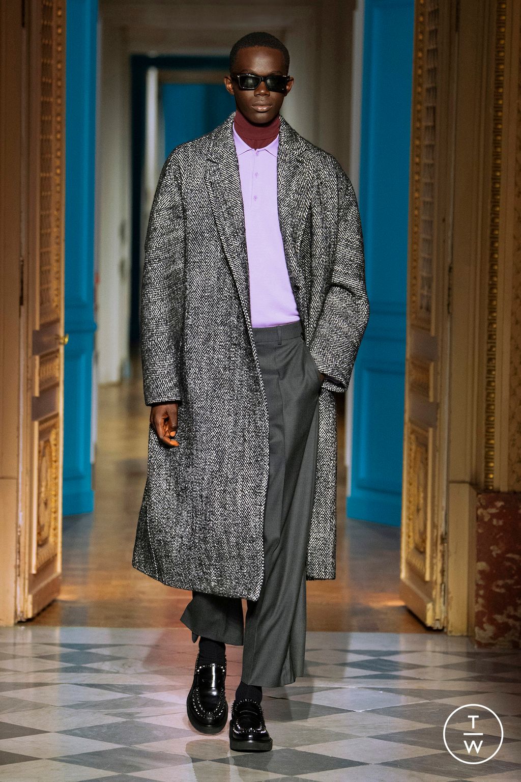 Fashion Week Paris Fall/Winter 2024 look 24 from the Valentino collection menswear