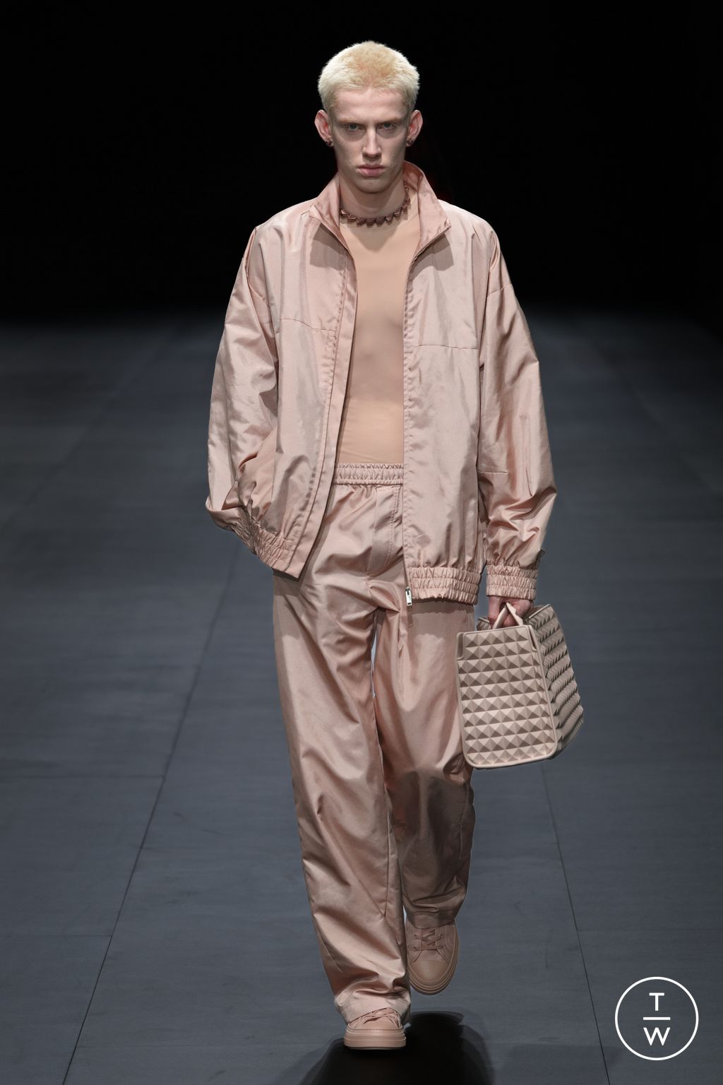 Fashion Week Paris Spring/Summer 2023 look 24 from the Valentino collection 女装