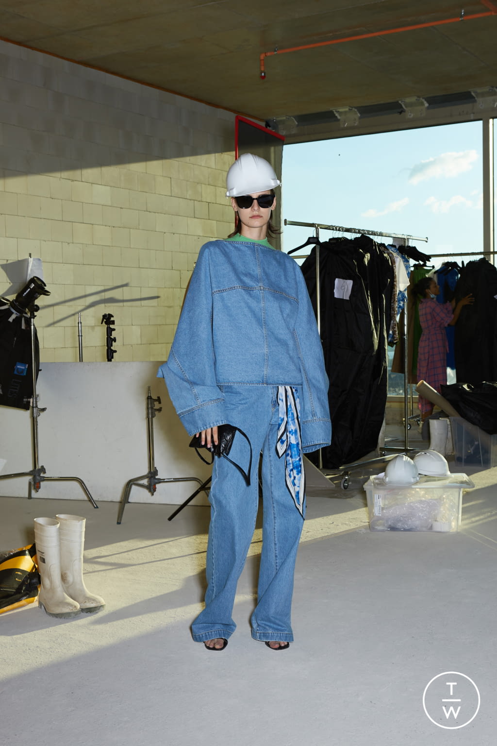 Fashion Week Paris Resort 2022 look 25 from the Christian Wijnants collection womenswear