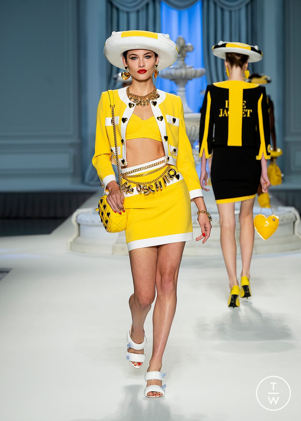 Fashion Week Milan Spring/Summer 2023 look 25 de la collection Moschino womenswear