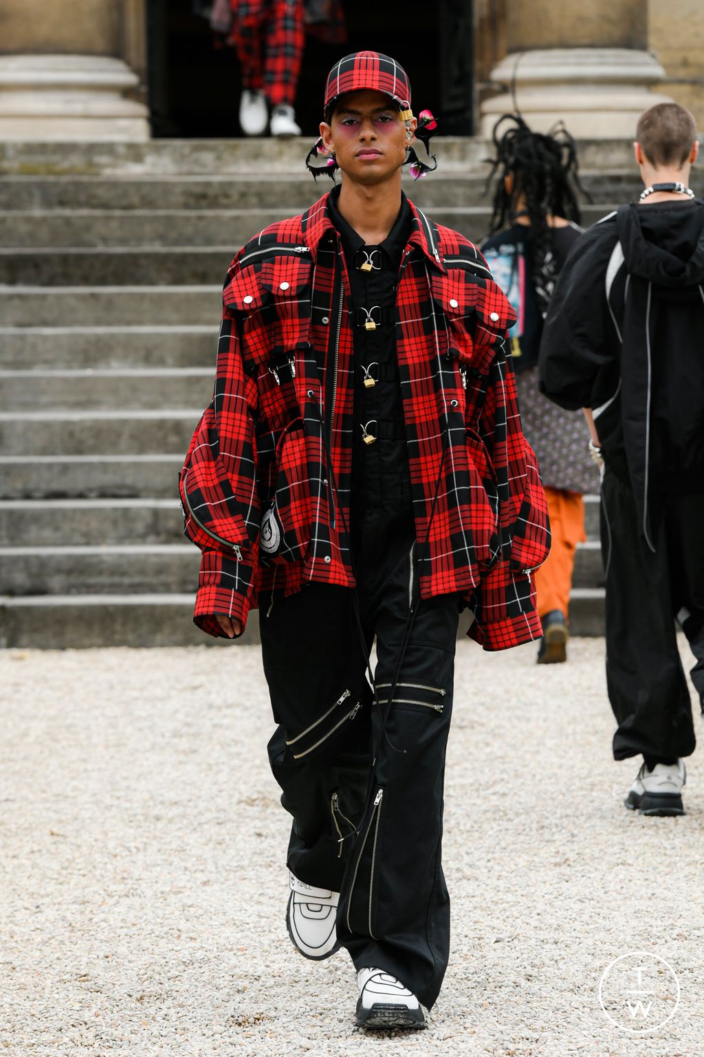 Fashion Week Paris Spring-Summer 2025 look 25 from the KIDILL collection 男装