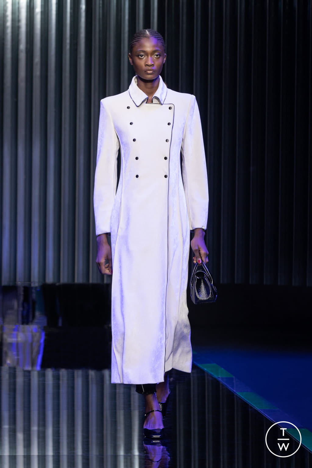 Fashion Week Milan Fall/Winter 2022 look 25 from the Giorgio Armani collection womenswear