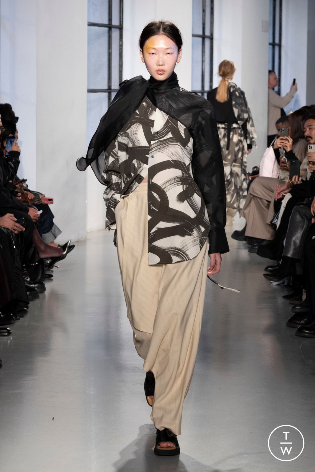 Fashion Week Paris Spring/Summer 2025 look 25 from the Ujoh collection womenswear