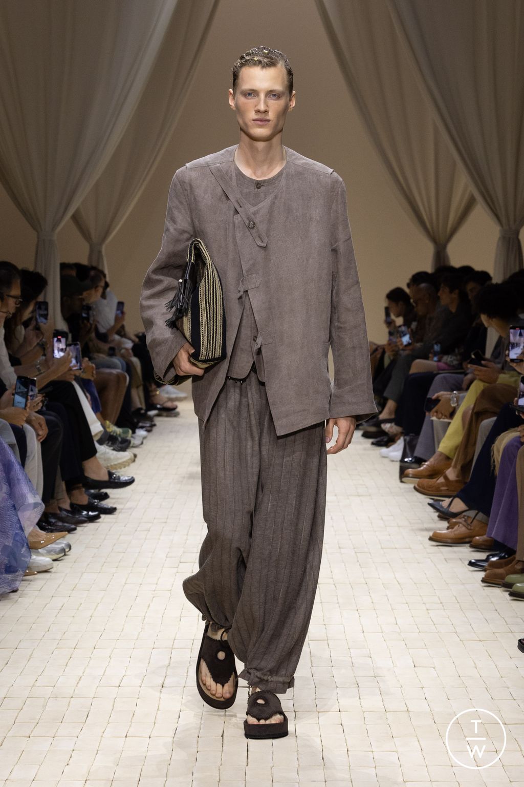 Fashion Week Milan Spring/Summer 2026 look 25 de la collection Emporio Armani menswear