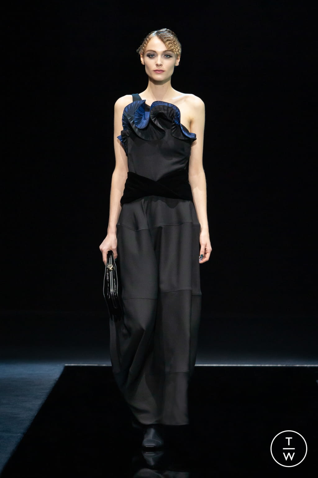Fashion Week Milan Fall/Winter 2021 look 25 de la collection Giorgio Armani womenswear