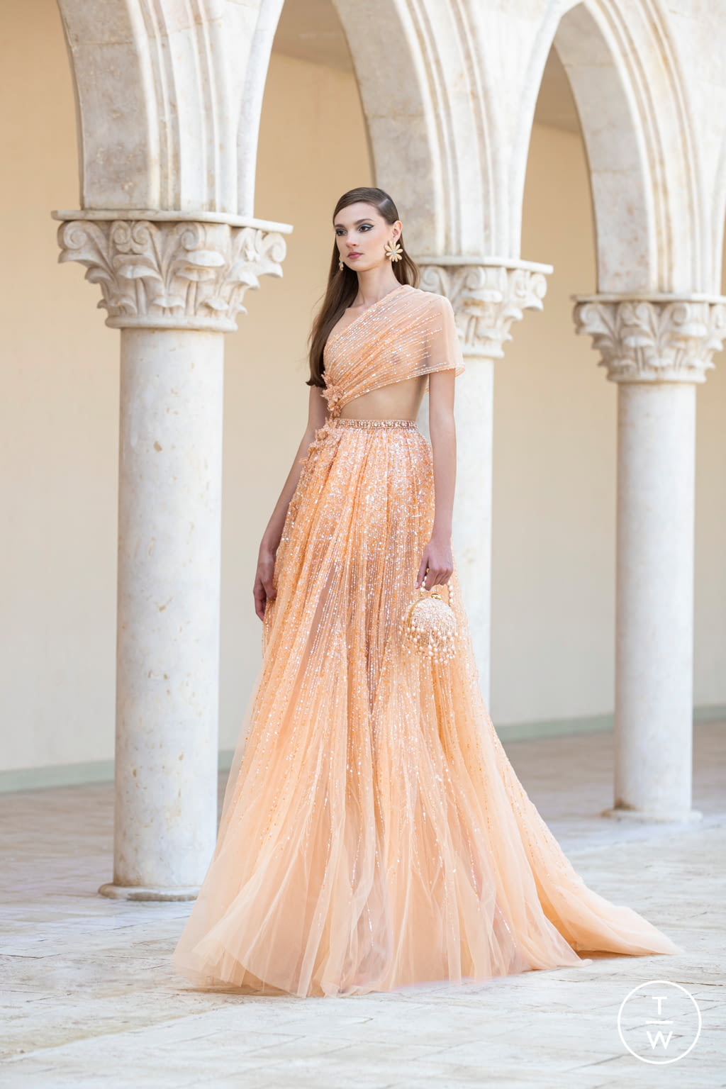 Fashion Week Paris Fall/Winter 2021 look 24 from the Georges Hobeika collection 高级定制