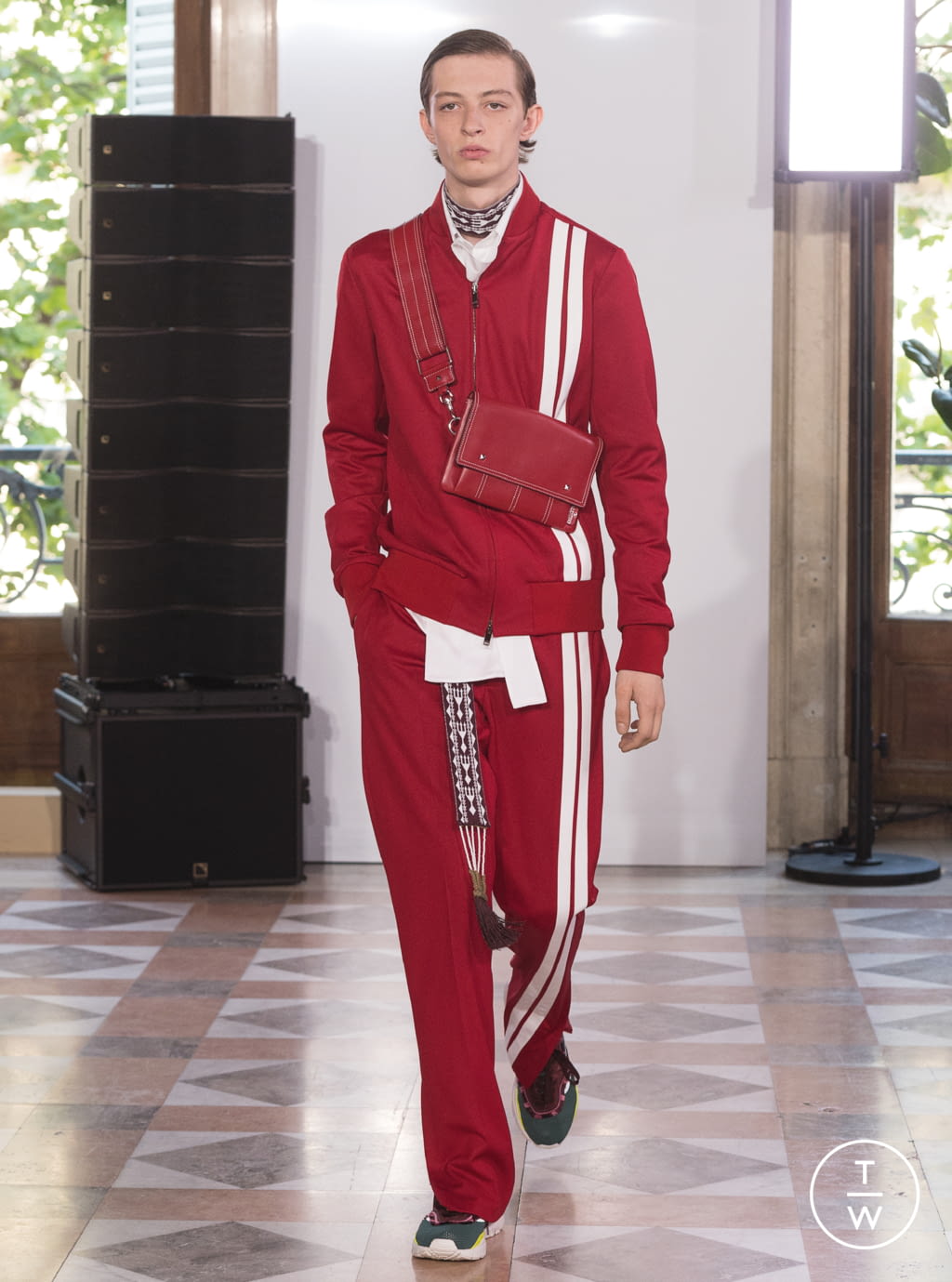 Fashion Week Paris Spring/Summer 2018 look 25 from the Valentino collection 男装