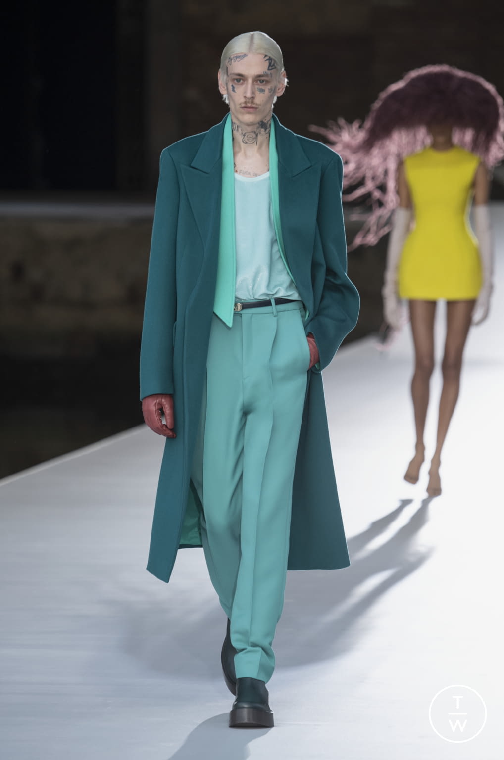 Fashion Week Paris Fall/Winter 2021 look 25 from the Valentino collection 高级定制