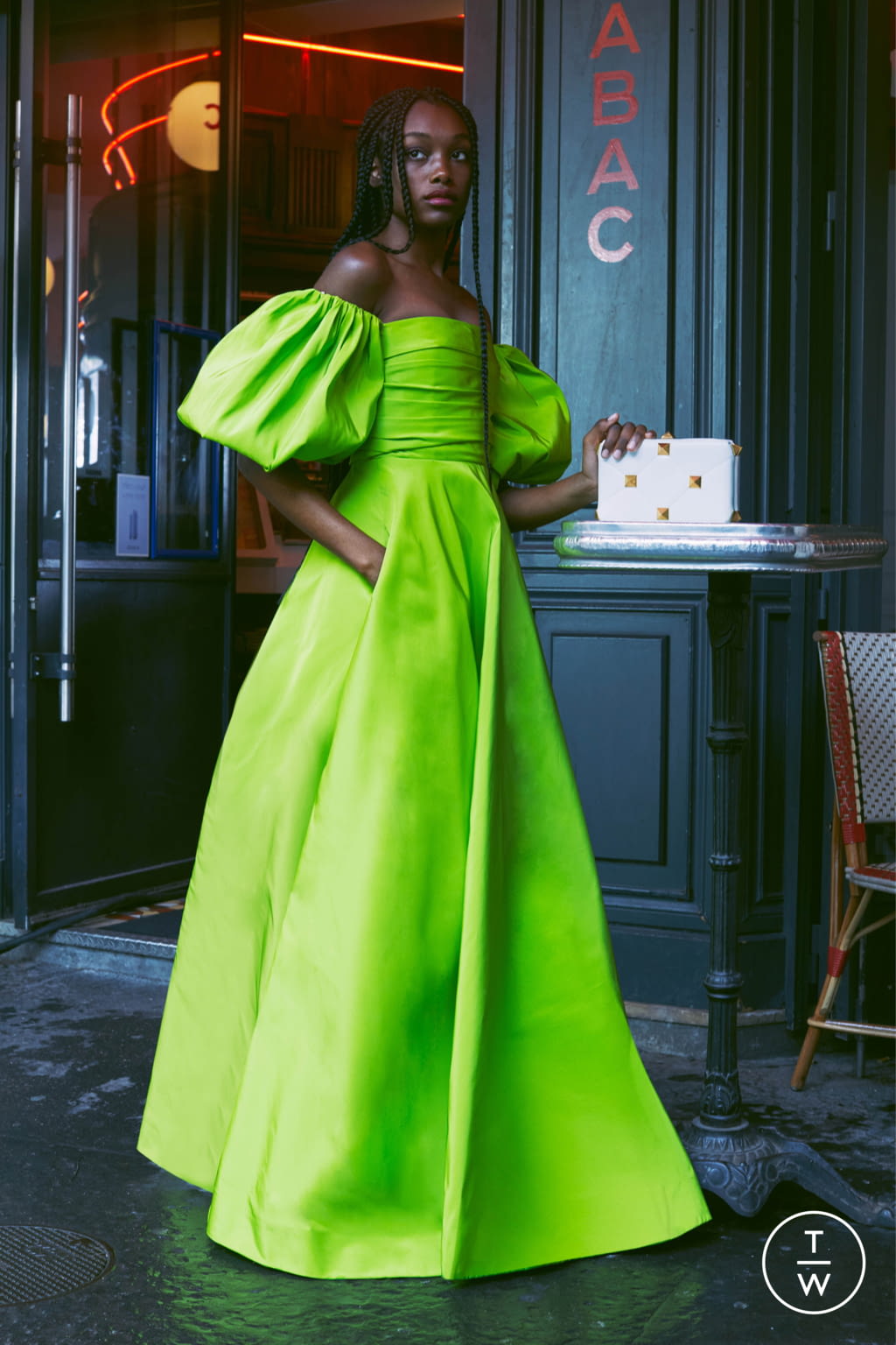 Fashion Week Paris Resort 2022 look 52 from the Valentino collection 女装