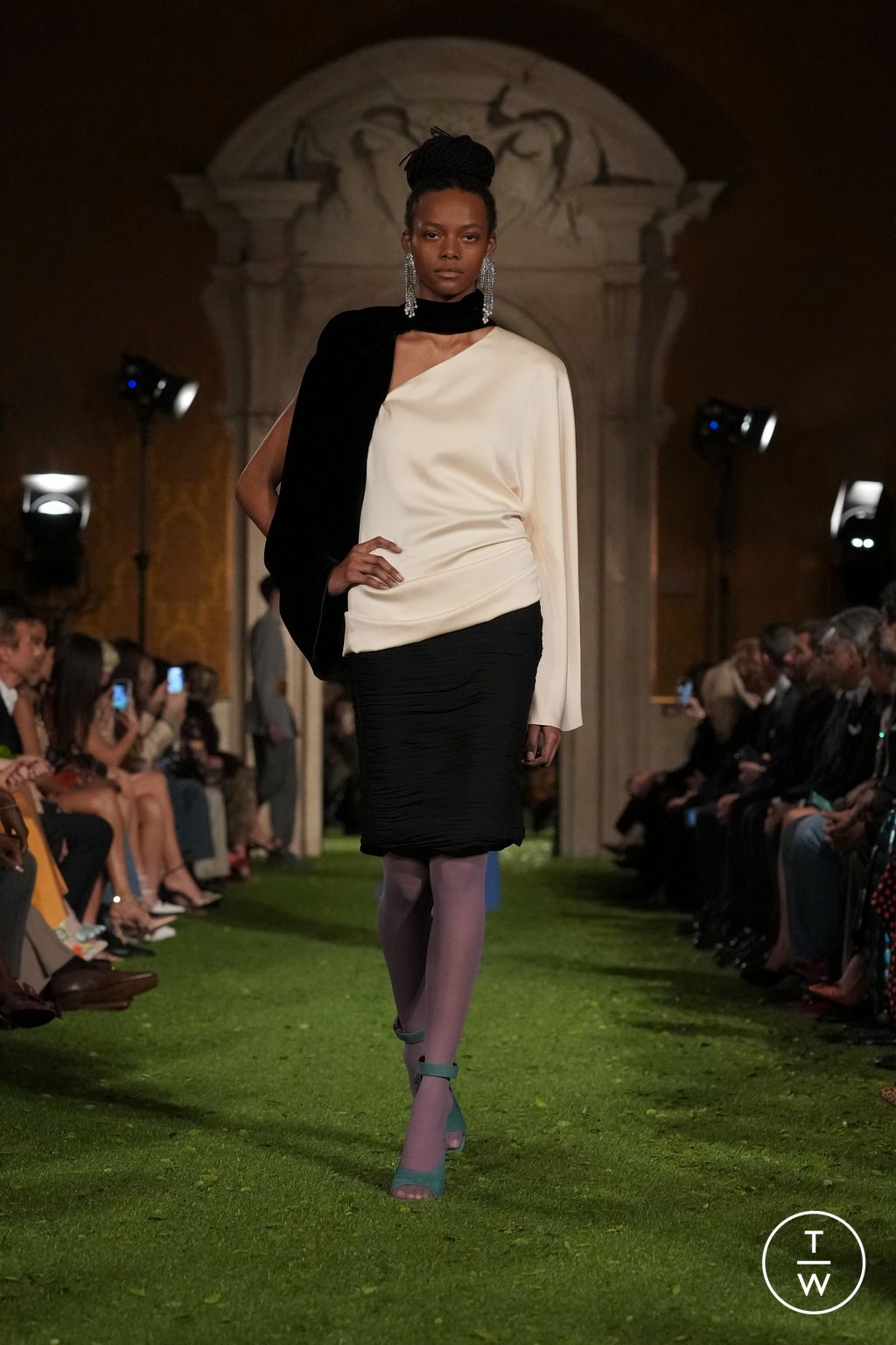 Fashion Week Paris Fall/Winter 2026 look 25 from the Valentino collection womenswear