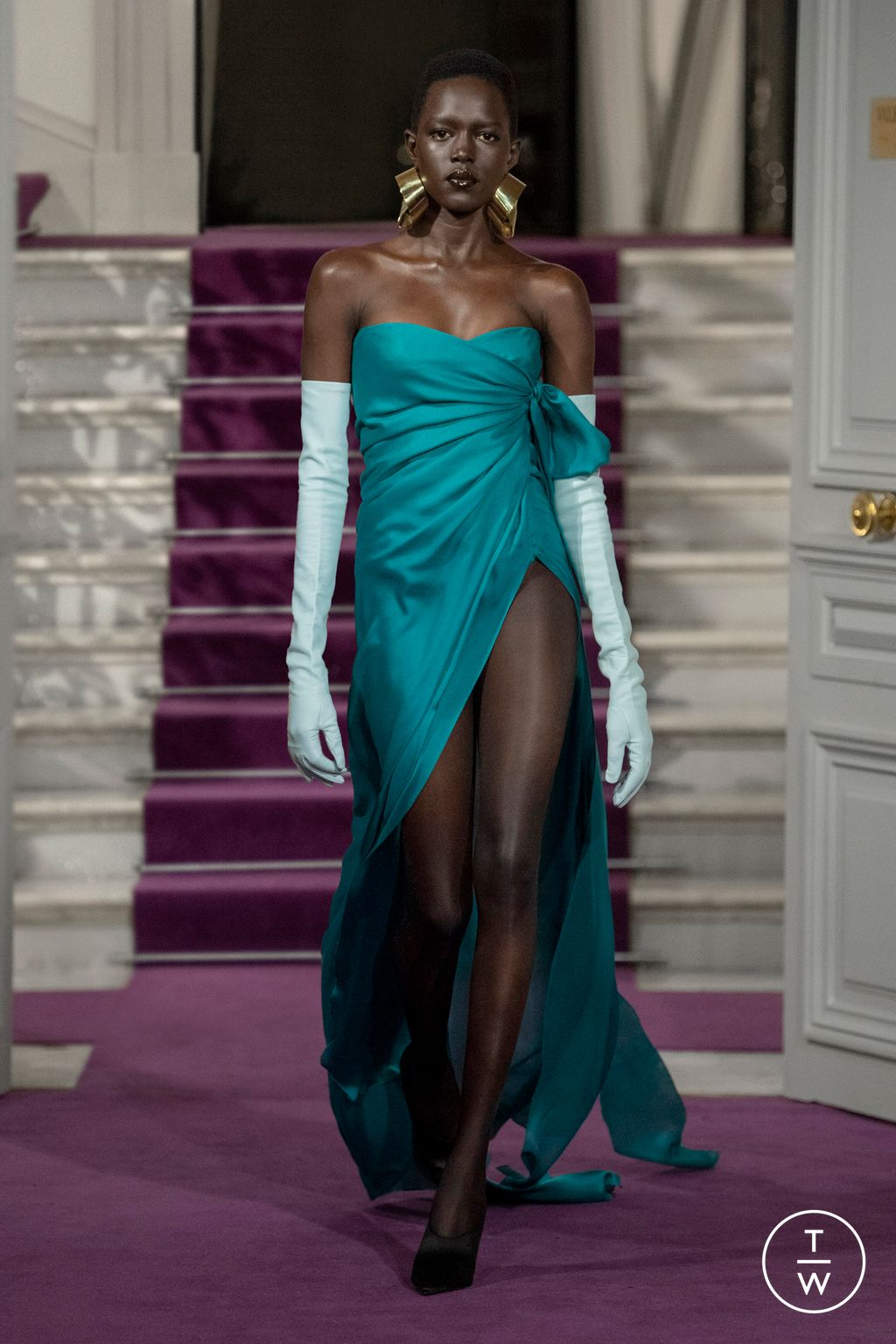 Fashion Week Paris Spring/Summer 2024 look 25 from the Valentino collection 高级定制