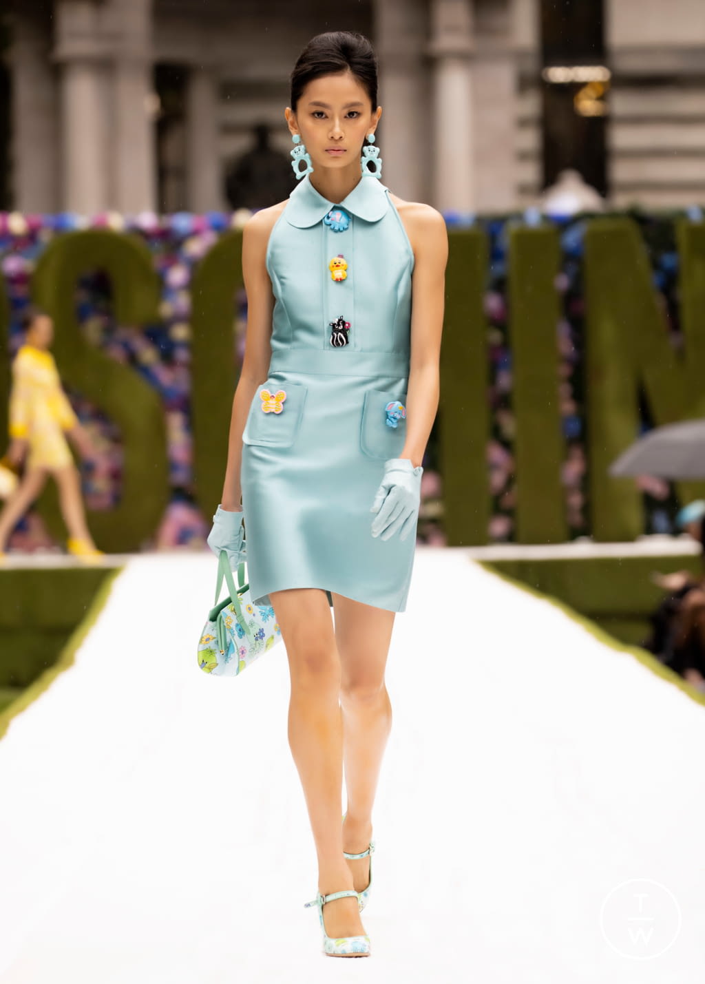 Fashion Week New York Spring/Summer 2022 look 26 de la collection Moschino womenswear