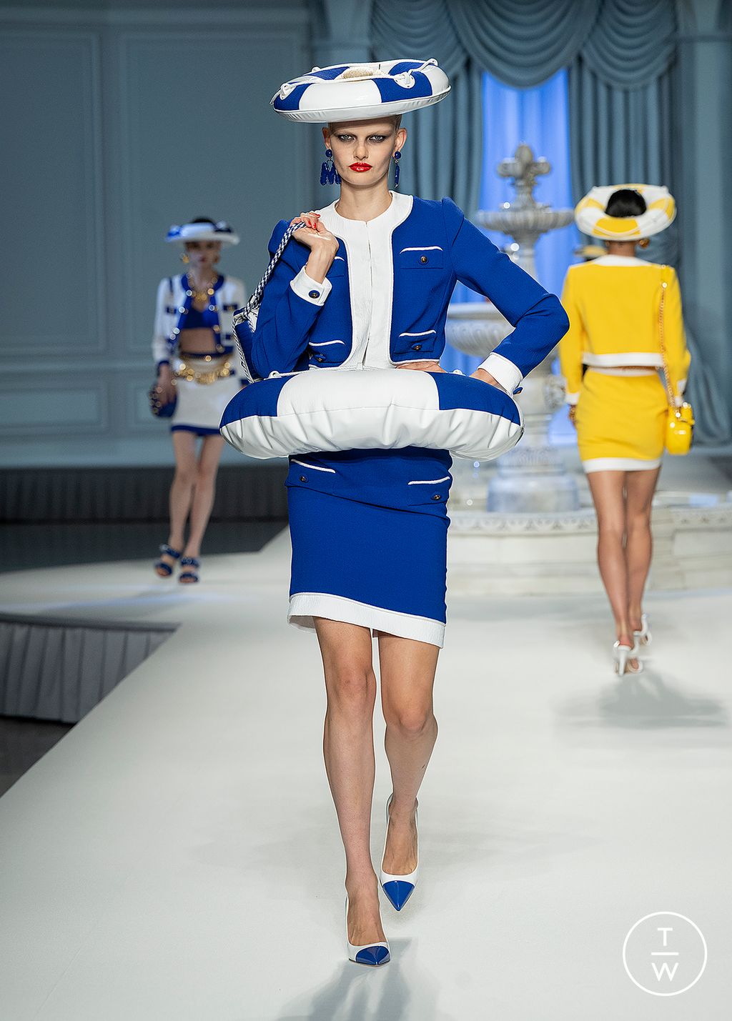 Fashion Week Milan Spring/Summer 2023 look 26 de la collection Moschino womenswear
