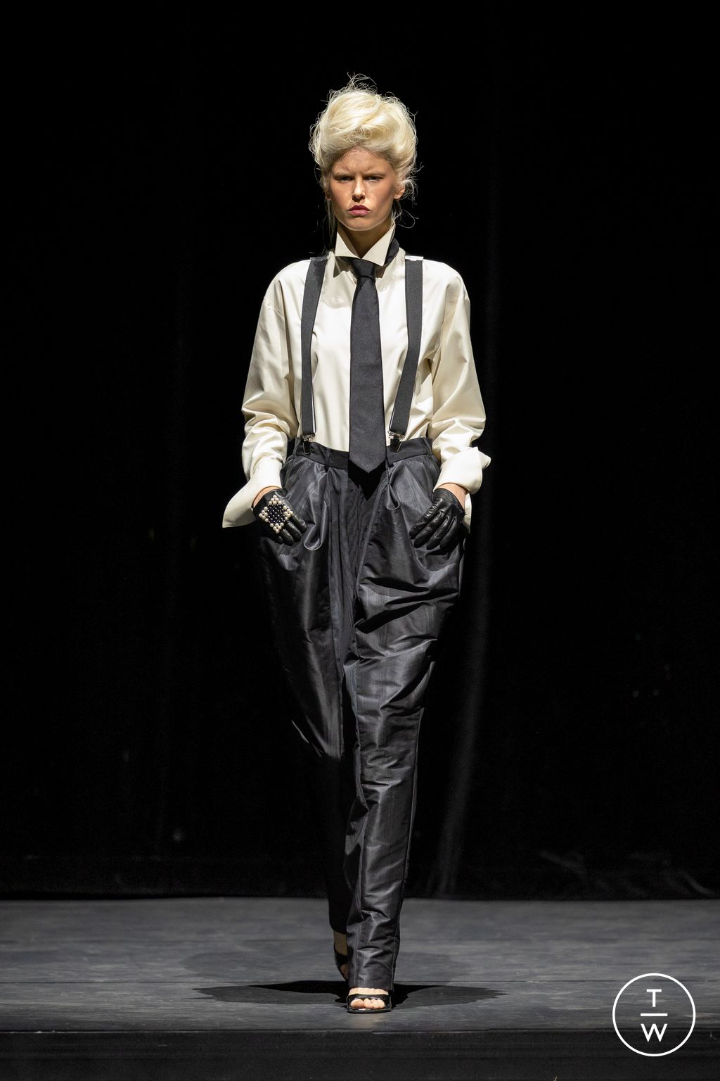 Fashion Week Paris Fall/Winter 2025 look 26 de la collection Ronald Van Der Kemp couture