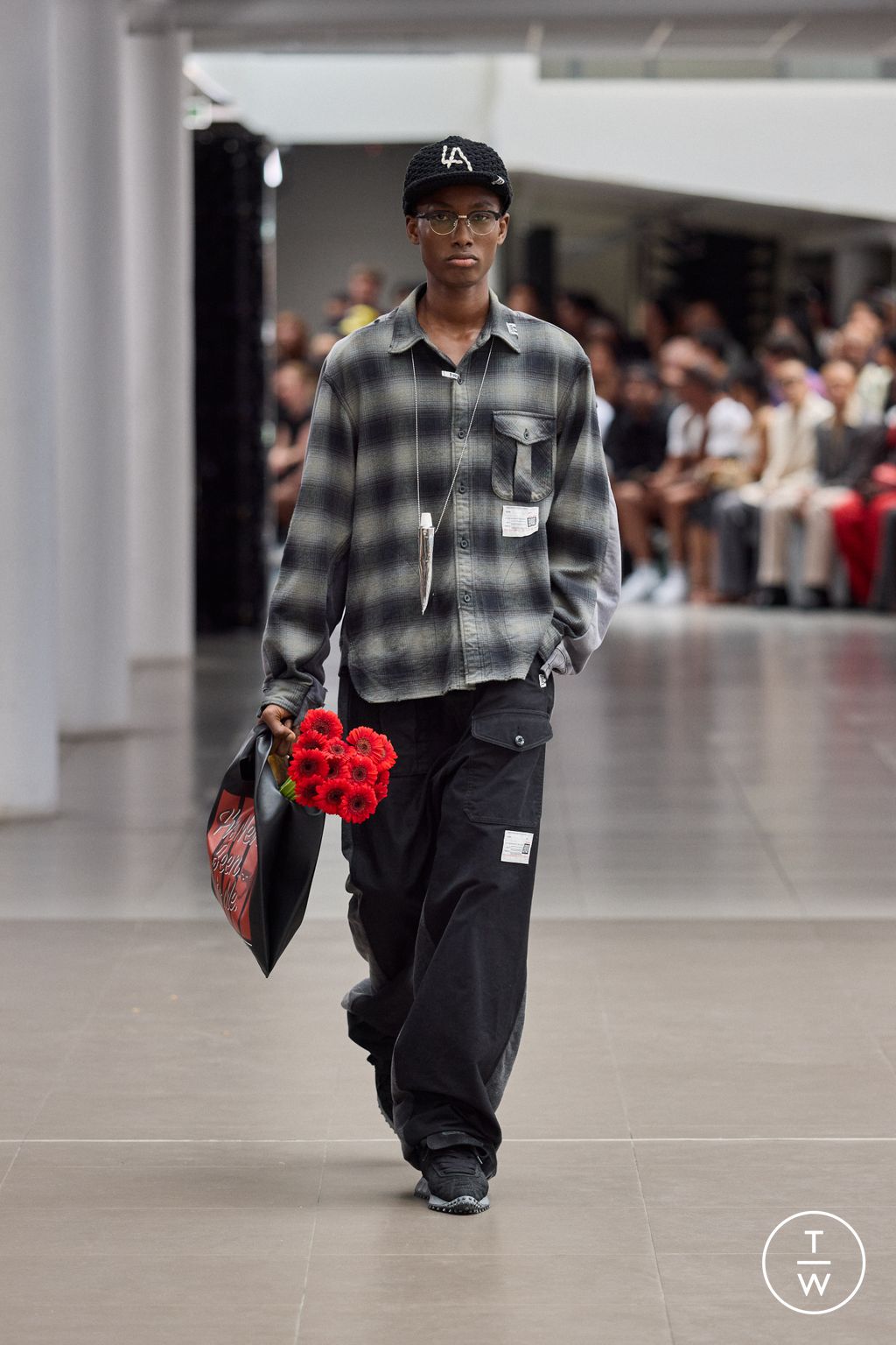 Fashion Week Paris Spring/Summer 2026 look 26 de la collection Maison Mihara Yasuhiro menswear