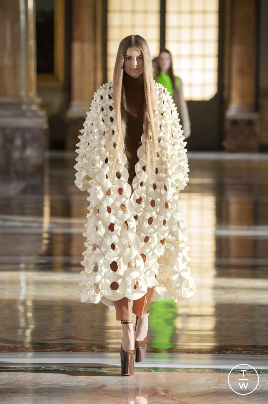 Fashion Week Paris Spring/Summer 2021 look 26 from the Valentino collection couture
